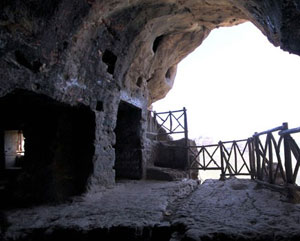 بزرگ ترین غار دست کند ایران