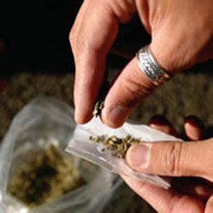 دیدگاه شرع و قانون در برخورد با جرایم مرتبط با مواد مخدر