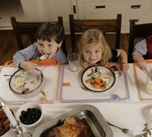 آموزش آداب غذا خوردن سر میز به کودک