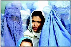 نمای غم انگیز از دختران پشتاره بدوش افغانستان