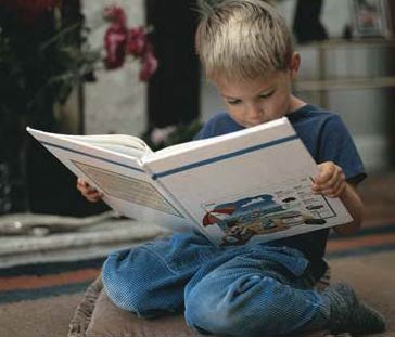 چگونه کودک را به کتاب خواندن علاقمند کنیم
