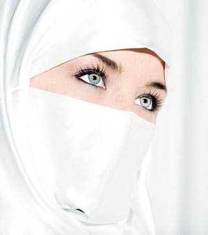 دو نگاه به برخورد با مسئله حجاب
