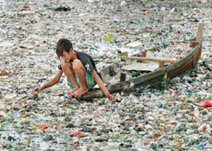 زمین در محاصره پلاستیک ها