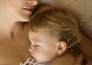 فواید خوابیدن نوزادان در کنار والدین