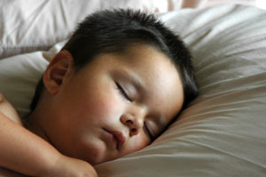 بچه ها از چه سنی باید تنها بخوابند