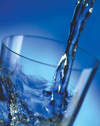 چگونه ۸ لیوان آب در روز چربی های اضافی را آب می کند