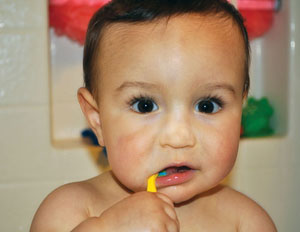 اهمیت مسواک و نخ دندان بـرای کودکان