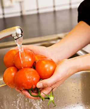 شستشوی بهداشتی سبزیجات و میوه جات