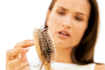 ۶دلیل ریزش موی زنان و درمان سریع برای آن