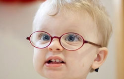 ۴ نکته درباره عینک کودکان