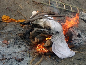 سوزاندن مردگان در هند مرده سوزی