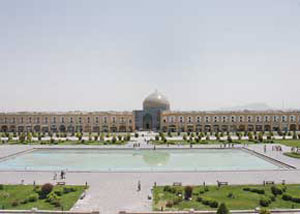 مسجد امام, نگین میدان نقش جهان