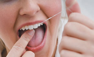 نخ کشیدن دندانها بوی بد دهان را برطرف می کند