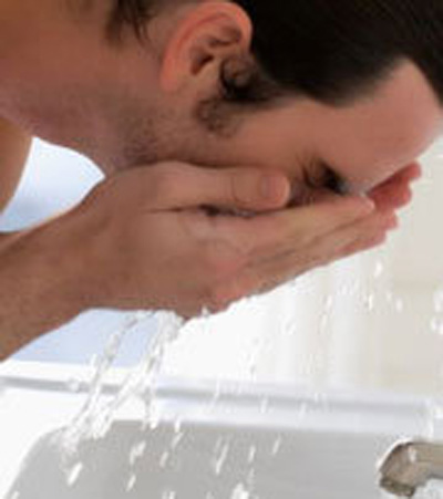 تمیز کردن بیش از حد پوست باعث آسیب رساندن به مرطوب کننده طبیعی آن می‌شود