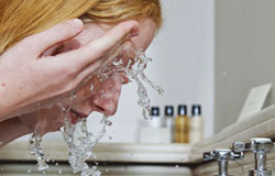 صورت خود را هرچند وقت یک بار باید بشویید؟