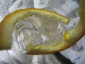 گذاشتن یخ و لیمو روی زبان سکسکه را درمان می‌کند