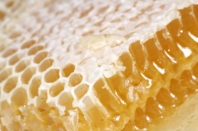 آیا مصرف عسل با موم خواص بیشتری دارد؟