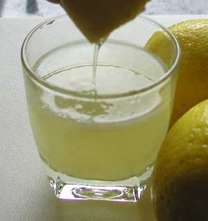 آب لیمو مفید برای درمان وبا