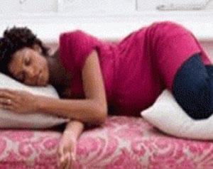 طرز صحیح خوابیدن برای زنان باردار