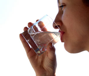 خانم‌های باردار باید چقدر آب بنوشند؟