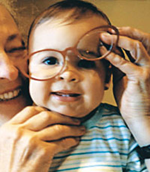 شیوه رفتار با کودکی که نیاز به عینک دارد