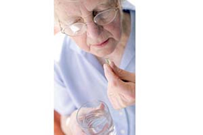 سالمندان برای مصرف دارو به کمک شما نیاز دارند