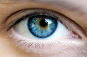 ۸ درمان خانگی برای رفع خستگی چشم