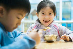 توصیه‌هایی برای کودک ایرادگیر در غذا خوردن