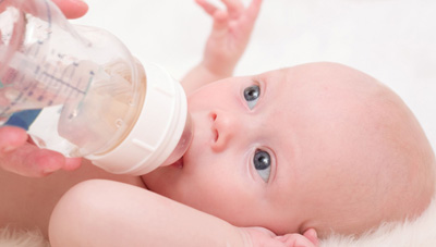 اهمیت تغذیه نوزاد با شیر مادر