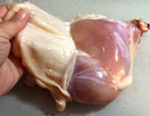 پوست مرغ را قبل از پختن جدا کنید