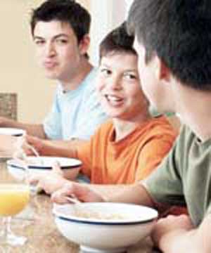 نوجوانان را برای انتخاب غذای سالم کمک کنید