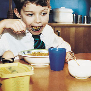 کودکانی که خود غذا می‌خورند، سالم‌ترند