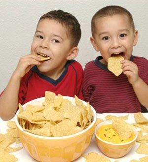 ۵ نشانه که فرزندتان زیاد غذا می خورد