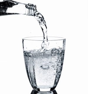 ۱۰ راه برای این که روزی ۸ لیوان آب بنوشیم