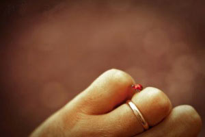 چرا همسرم، حلقه ازدواجمان را دست نمی کند؟