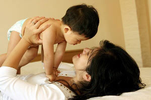نوزاد عاشق زل زدن به چشم مادر است