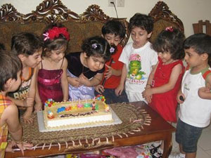 کیک تولد بهانه‌ای برای درخواست کودکانه
