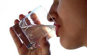 با نوشیدن آب قبل از غذا وزن خود را کاهش دهید