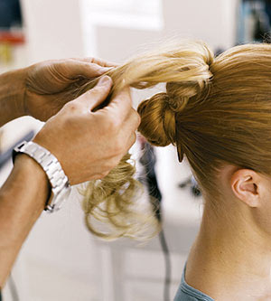 اضافه کردن مو (ا‌کستنشن) در لابه‌لای موهای طبیعی