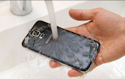 بررسی قابلیت ضد آب بودن گوشی Galaxy S۵ سامسونگ