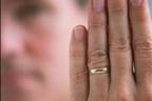 علت بلندتر بودن انگشت حلقه مردان از انگشت سبابه‌ چیست؟