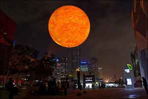 چرا ماه و خورشید در نزدیکی افق بزرگتر به نظر می رسند؟