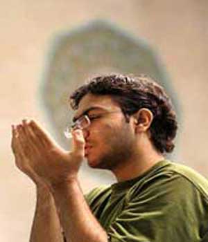 چرا نماز را به فارسی نخوانیم؟!