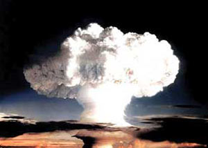 ۱۶ ژوییه سال ۱۹۴۵ ـ آزمایش نخستین بمب اتمی جهان