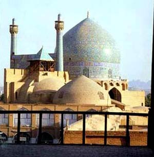 گستره ای از معماری اصیل اسلامی در پوششی از لعاب فیروزه ای فام