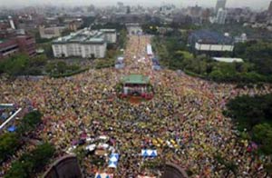 ۲۷ مارس ۲۰۰۴ ـ تظاهرات نیم میلیون نفری اعتراض به انتخابات جزیره تایوان