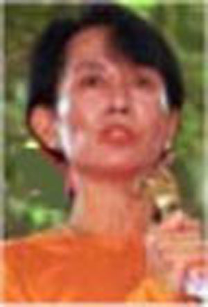۱۱ اکتبر  ۲۰۰۳ ـ بانو «شیرین عبادی» ۱۲ سال پس از بانو «سان سون کی»