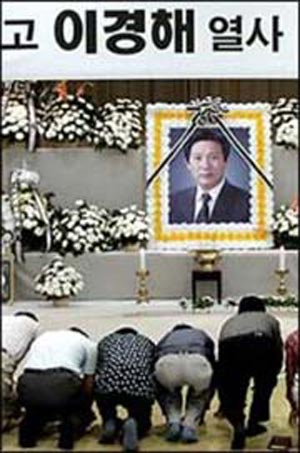 ۱۵ سپتامبر ۲۰۰۳ ـ به خاطر کشاورزان میهنش خود را کشت و قهرمان ملی شد