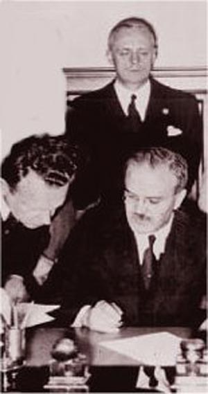 ۲۳ اوت سال ۱۹۳۹ ـ امضای پیمان عدم تجاوز با هیتلر نخستین فریب روس ها از غرب بود و دومین آن ابطال پیمان ورشو