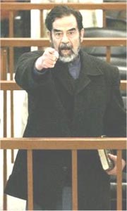 ۱۳ فوریه ۲۰۰۶ ـ ... و این بار صدام را با زور به دادگاه برده بودند! - وضعیت و اظهاراتی که در اوراق تاریخ خواهد ماند